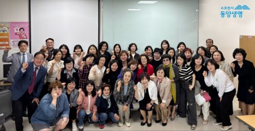 동양생명의 보람지점 설계사들이 함께 사진을 찍고 있다. 동양생명
