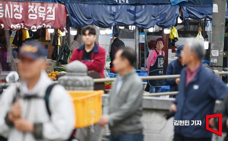 전통시장의 한 상인이 상점을 비우지 못한 채 대선 후보의 선거 유세를 지켜보고 있다. 오늘로 대통령선거가 12일 앞으로 다가왔다. 어떤 후보가 당선 되더라도 엘리트 기득권 집단이 아닌 서민을 위한 대통령이 되었으면 하는 바람이다. 김현민 기자