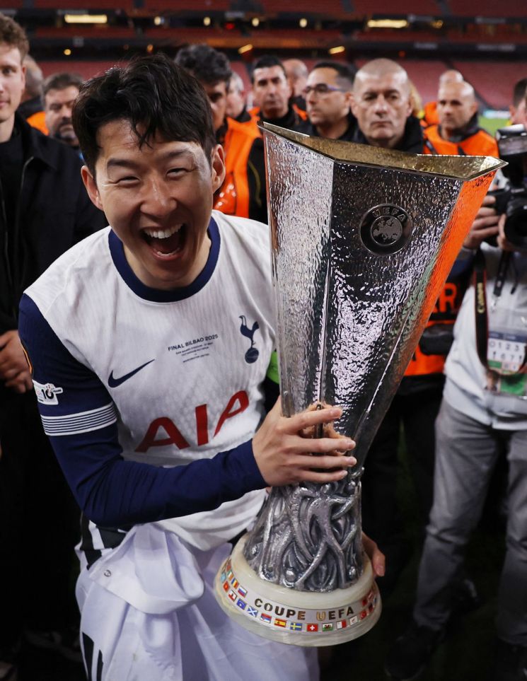 토트넘 홋스퍼의 주장 손흥민이 22일 스페인 빌바오의 에스타디오 산 마메스에서 열린 유럽축구연맹(EUFA) 유로파리그 결승에서 맨체스터 유나이티드를 1대0으로 제압해 자신의 프로 데뷔 15년 만에 첫 우승을 확정지은 뒤 트로피를 들고 환호하고 있다. 로이터연합뉴스