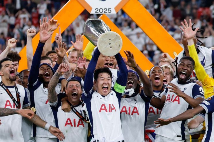 토트넘 홋스퍼의 주장 손흥민이 22일 스페인 빌바오의 에스타디오 산 마메스에서 열린 유럽축구연맹(EUFA) 유로파리그 결승에서 맨체스터 유나이티드를 1대0으로 제압해 자신의 프로 데뷔 15년 만에 첫 우승을 확정지은 뒤 환호하고 있다. AFP연합뉴스