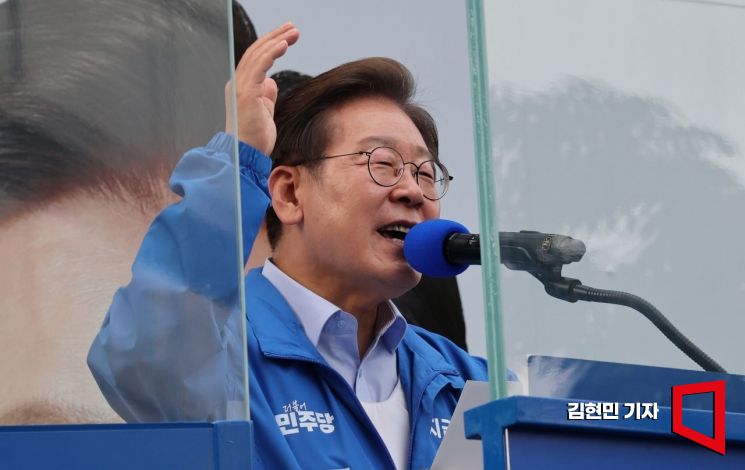 이재명 더불어민주당 대선 후보가 21일 인천 서구 롯데마트 청라점 앞에서 시민들을 향해 지지를 호소하고 있다. 김현민 기자