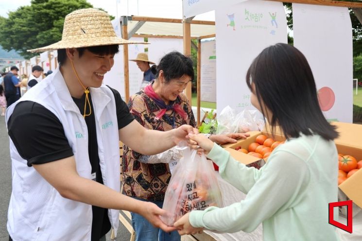 현대위아, 창원 지역 농가와 농산물 장터 개최