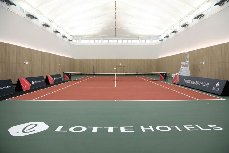 호텔서 '테캉스'…롯데호텔 월드, 업계 최초 실내 테니스코트 개장
