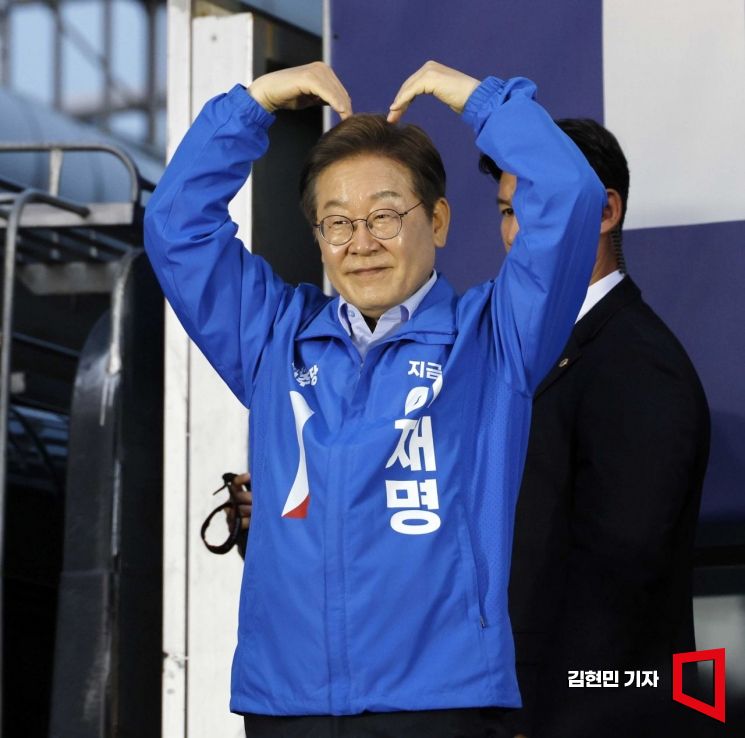 이재명 더불어민주당 대선후보가 21일 인천 계양역 광장에서 열린 유세에서 지지를 호소하고 있다. 2025.5.21 김현민 기자