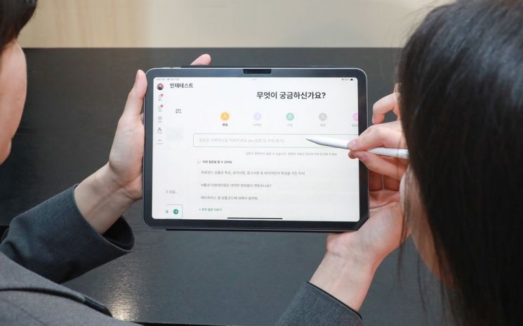 현대百, 업무 과외쌤 'AI 멘토' 도입…AI 전환 속도전