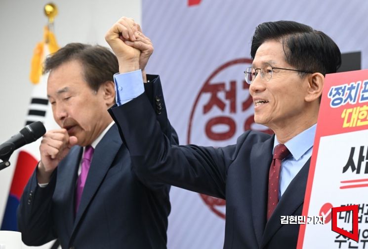 [포토] 손학규, 김문수 지지선언…"나라 구하려면 金밖에 없다"