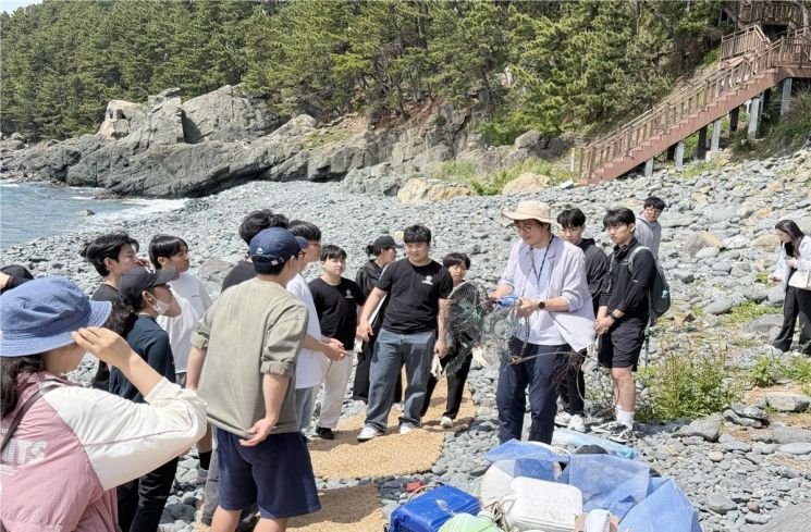 해양쓰레기 떠밀려오니… 국립부경대 영남씨그랜트센터, 청사포서 해변 청소