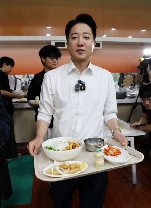 '수비형' 이재명·'공격형' 김문수·'둘 다 때리기' 이준석