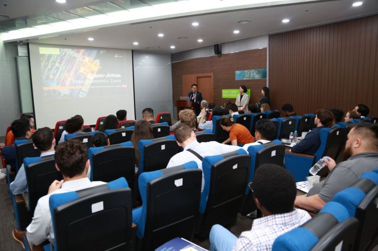 미국이 배우러 왔다… 美텍사스대 MBA, 부산진해경제자유구역청 방문