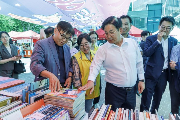 책으로 나누는 따뜻한 마음...마포구 '더 북데이' 도서 기증 참여자 모집... 