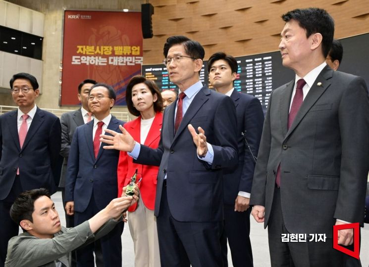 [포토] 김문수 “불공정 거래에 ‘징벌적 과징금’…주주 권리 강화”