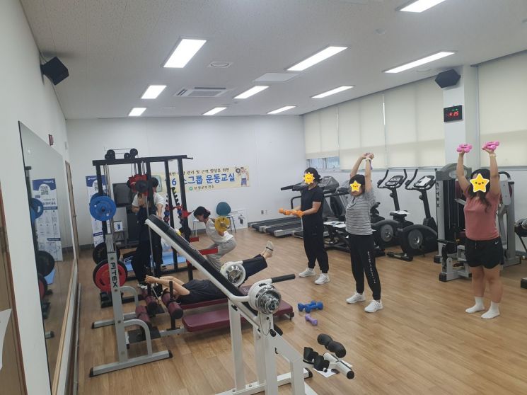보성군 소그룹 운동 교실에서 참여자들이 근력 운동을 하고 있다. 보성군 제공