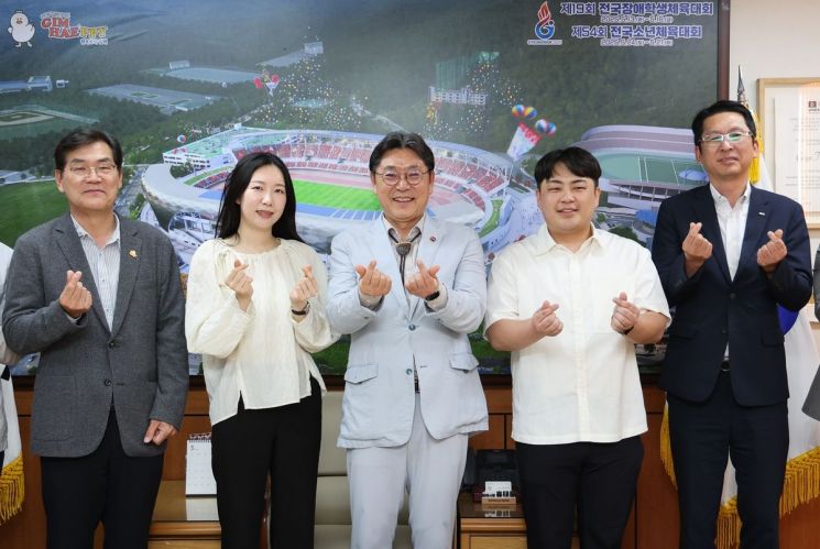 "시장님, 3기 커플 결혼해요"…'나는 김해솔로' 1호 부부 탄생