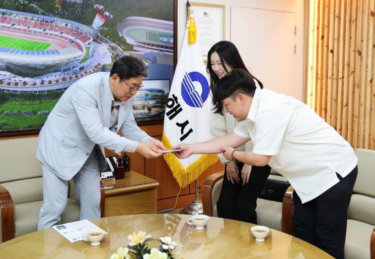 "시장님, 3기 커플 결혼해요"…'나는 김해솔로' 1호 부부 탄생