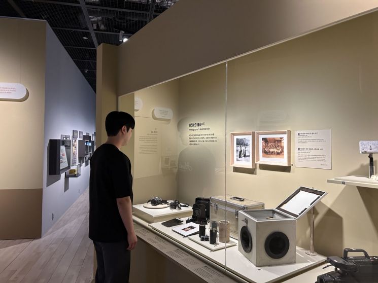 특별전 '사진관 전성시대'가 열리는 전시관 전경. 국립민속박물관
