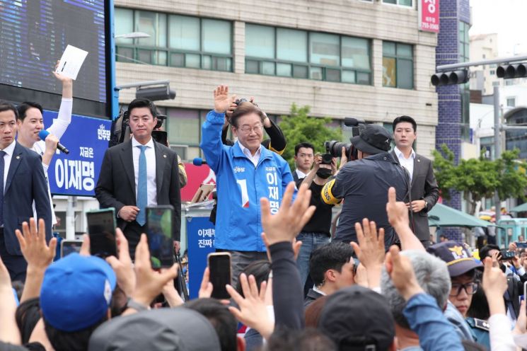 제주 찾은 이재명 "국가폭력범죄 공소시효 배제법, 국회 통과 즉시 서명"