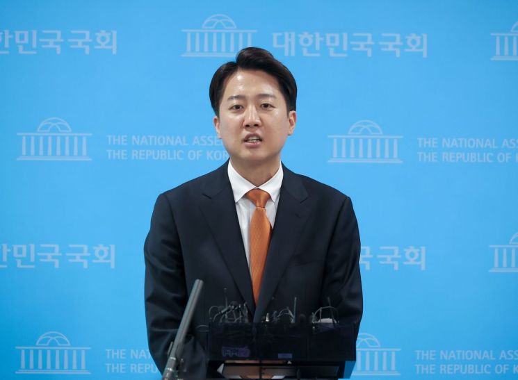단일화 입장 발표 위해 취재진 앞에 선 이준석 후보 (서울=연합뉴스) 류영석 기자 = 개혁신당 이준석 대선 후보가 22일 서울 여의도 국회 소통관에서 국민의힘 김문수 대선 후보와의 단일화 요구에 대한 입장 발표 기자회견을 마친 뒤 취재진 질문에 답하고 있다. 2025.5.22 ondol@yna.co.kr(끝)<저작권자(c) 연합뉴스, 무단 전재-재배포, AI 학습 및 활용 금지>