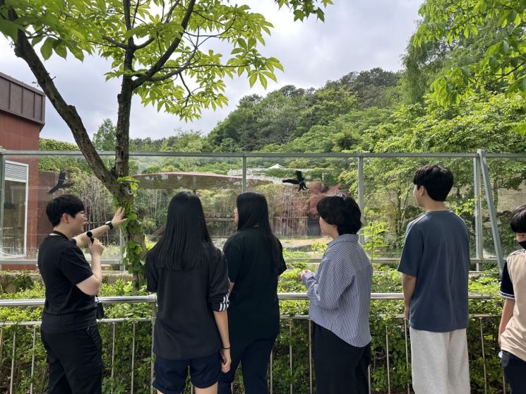 광주 광산구학교밖청소년지원센터 직업체험 프로그램에 참여한 청소년들이 우치동물원에서 사육사의 설명을 듣고 있다. 광산구꿈드림 제공