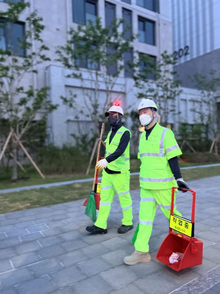 이승로 성북구청장 “현장 속으로”…청소복·앞치마 두르고 체험 소통 나서