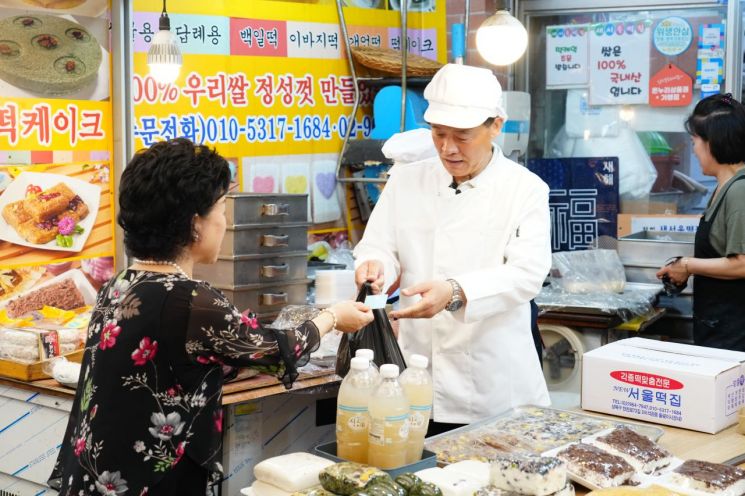 이승로 성북구청장 “현장 속으로”…청소복·앞치마 두르고 체험 소통 나서