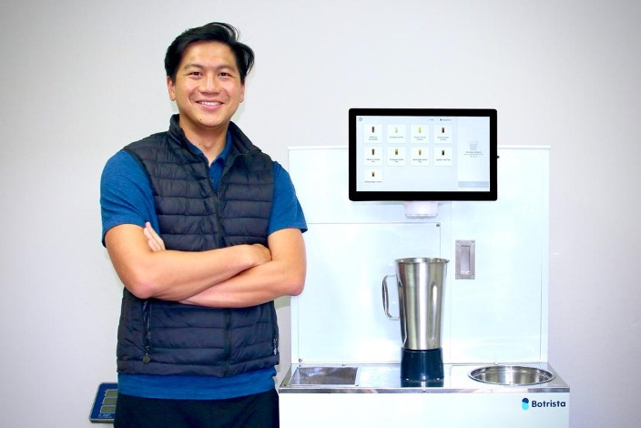 보트리스타 션 쉬우 대표가 차세대 음료 자동화 로봇 앞에서 포즈를 취하고 있다. 두나무앤파트너스