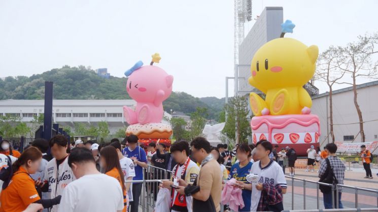 대전 한화생명 볼파크에 설치한 꿈돌이, 꿈순이 대형 조형물 / 대전관광공사