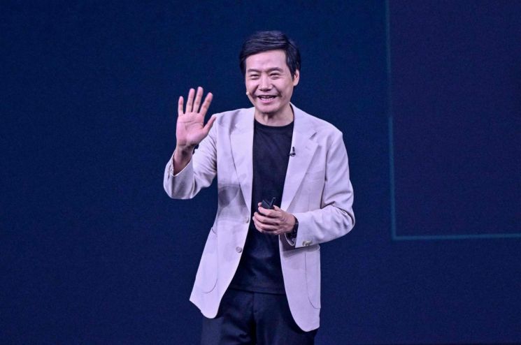 베이징에서 열린 샤오미 YU7 SUV 차량 출시 행사에서 연설하고 있는 레이쥔 샤오미 CEO. AFP 연합뉴스