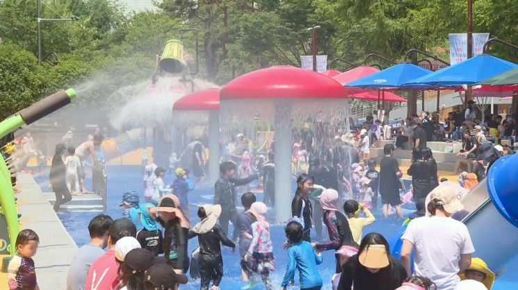 지난해 개장한 정관 윗골공원 야외 물놀이장에서 어린이와 주민들이 물놀이를 즐기고 있다.
