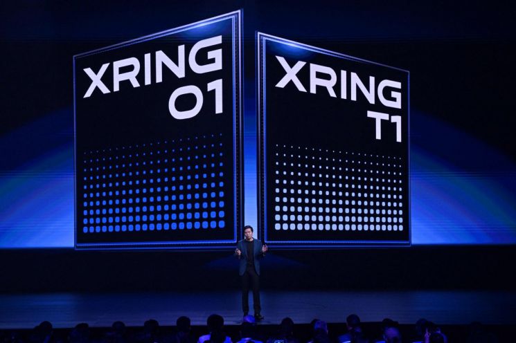 베이징에서 열린 샤오미의 XRING O1 칩셋, 휴대폰 15S Pro 및 패드 7 울트라 출시 행사에서 레이쥔 샤오미 CEO가 연설하고 있다. AFP 연합뉴스