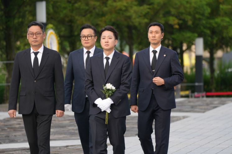 이재명·이준석, 盧 서거 16주기 봉하마을로