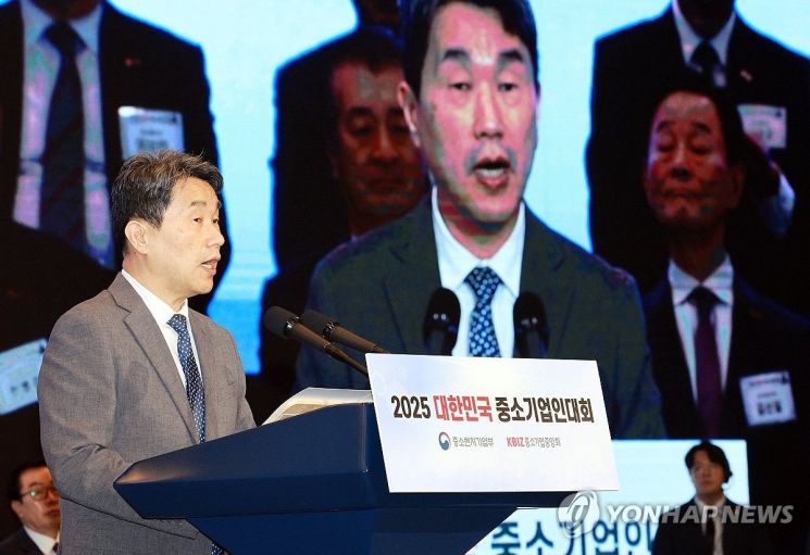 이주호 대통령 권한대행 부총리 겸 교육부 장관이 23일 서울 영등포구 중소기업중앙회에서 열린 2025 대한민국 중소기업인대회에서 격려사를 하고 있다. 대통령실통신사진기자단