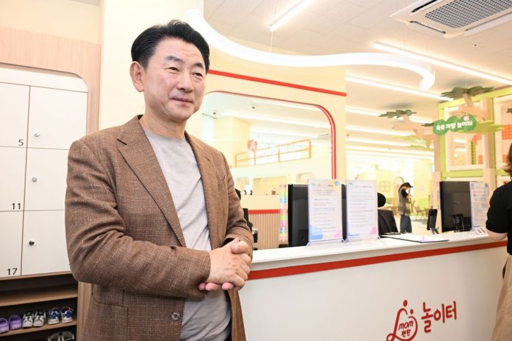김동근 시장이 지난 22일 '아동돌봄 통합센터'를 방문해 운영 상황을 점검하고 있다. 의정부시 제공