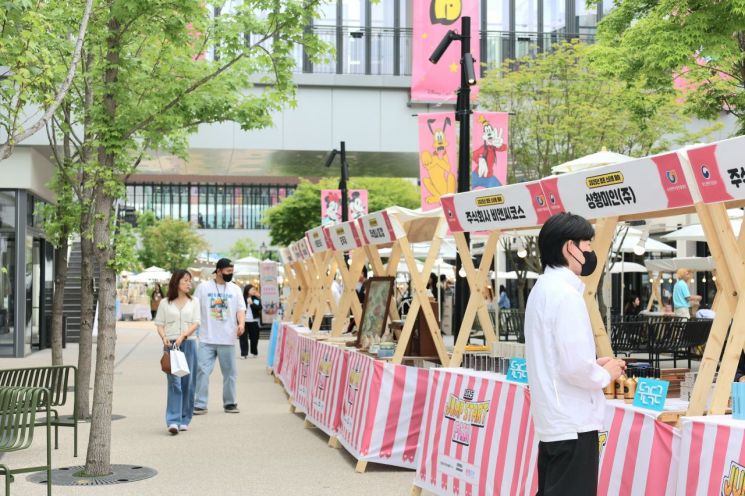 소상공인시장진흥공단이 대전 현대프리미엄아울렛 야외행사장 일대에 ‘2025 Jump Start Fair’를 개최하고 있다. 소상공인시장진흥공단