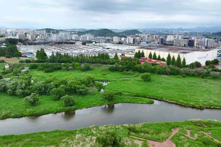지난 22일 촬영된 광주 광산구 황룡강과 장록습지 인근에서 바라본 금호타이어 광주공장 전경. 광산구 제공