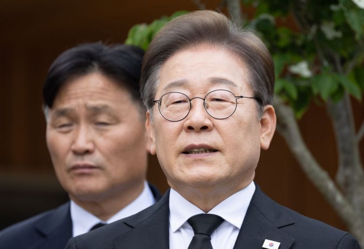 이재명, 文 전 대통령과 오찬…검찰권 남용 공감대
