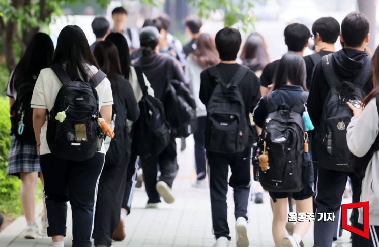 서울의 한 고등학교 하교길. 윤동주 기자