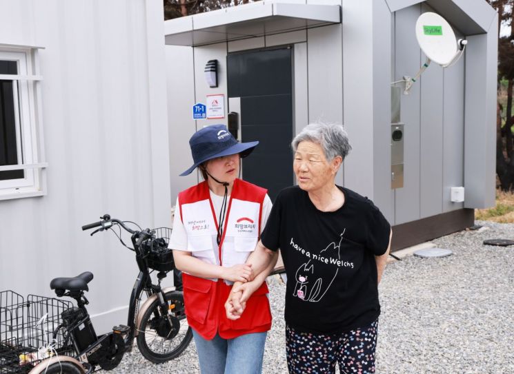 희망브리지 전국재해구호협회 직원이 청송 산불 피해로 ‘희망하우스’에 입주한 이재민 어르신과 대화를 나누고 있다. 희망브리지