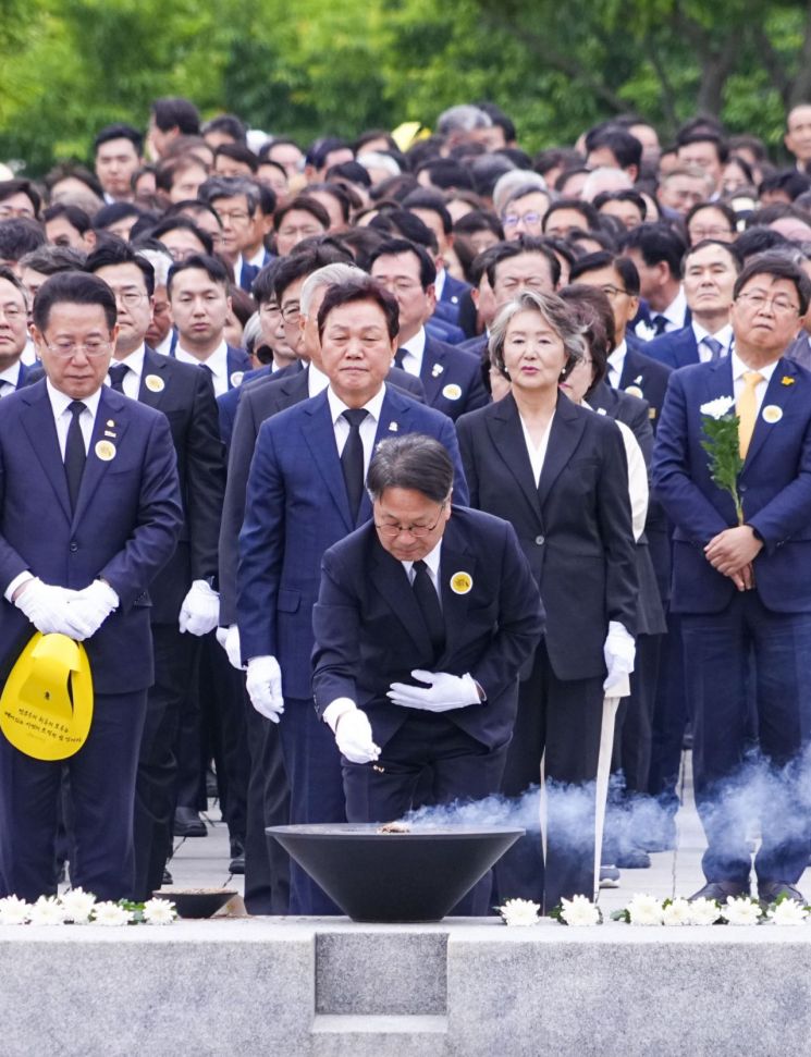 강기정 광주시장이 23일 경남 김해 봉하마을에서 열린 고 노무현 전 대통령 서거 16주기 추도식에 참석, 분향하고 있다. 광주시 제공