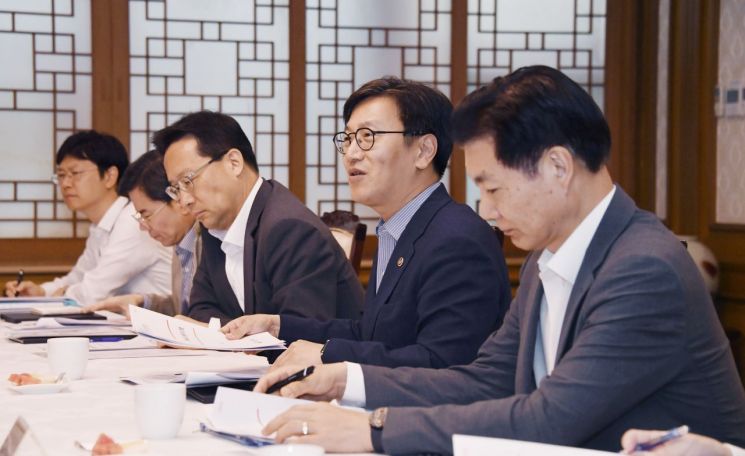 김범석 기획재정부 장관 직무대행(1차관)이 23일 서울 종로구 정부서울청사에서 열린 '제16차 부동산 시장 및 공급상황 점검 전담반(TF)' 회의를 주재하며 모두발언을 하고 있다. 기재부