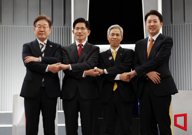 23일 서울 영등포구 KBS본관 스튜디오에서 열린 중앙선거방송토론위원회 주관 제21대 대통령선거 2차 후보자토론회에 앞서 후보들이 기념촬영을 하고 있다. 왼쪽부터 이재명 더불어민주당, 김문수 국민의힘, 이준석 개혁신당, 권영국 민주노동당 대선 후보. 2025.5.23 국회사진기자단
