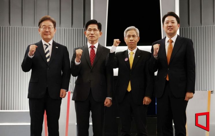 23일 서울 영등포구 KBS본관 스튜디오에서 열린 중앙선거방송토론위원회 주관 제21대 대통령선거 2차 후보자토론회에 앞서 후보들이 기념촬영을 하고 있다. 왼쪽부터 이재명 더불어민주당, 김문수 국민의힘, 이준석 개혁신당, 권영국 민주노동당 대선 후보. 국회사진기자단