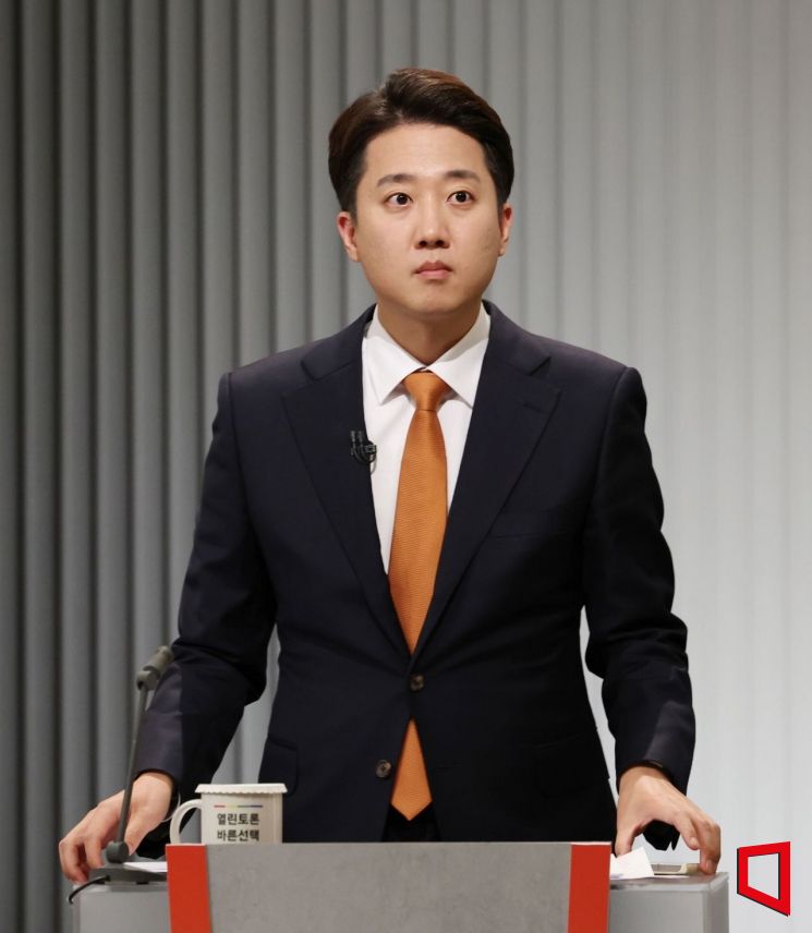 이준석 개혁신당 대선 후보가 23일 서울 영등포구 KBS본관 스튜디오에서 열린 중앙선거방송토론위원회 주관 제21대 대통령선거 2차 후보자토론회 시작에 앞서 준비하고 있다. 2025.5.23 국회사진기자단