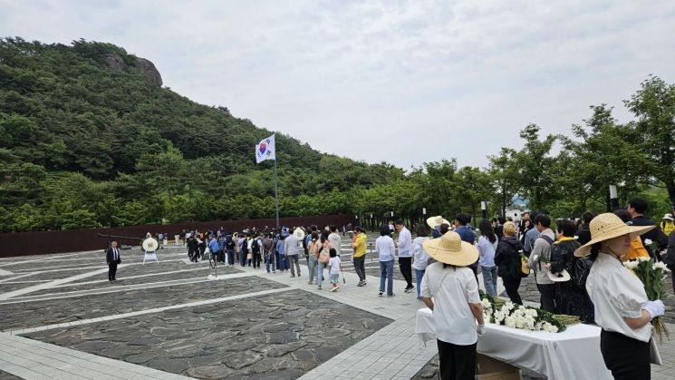 노무현 전 대통령 16주기, 정치권 집결 … 대선후보도 추모