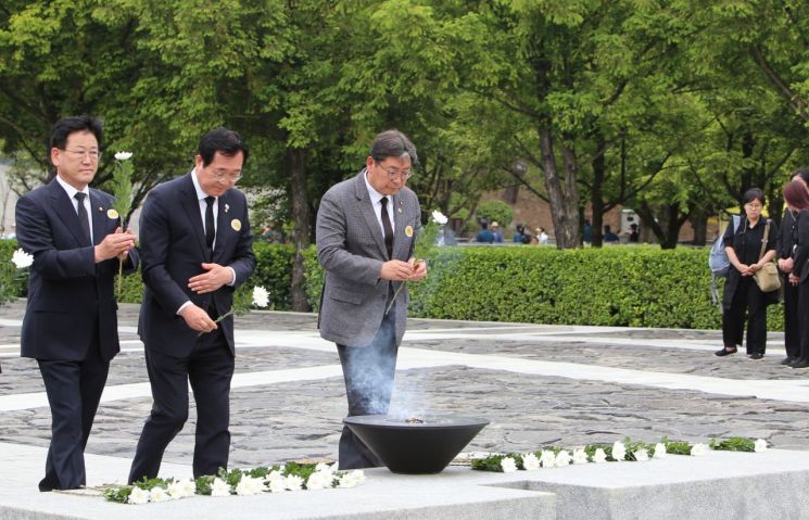 [포토] 故 노무현 전 대통령 기리는 홍태용 김해시장