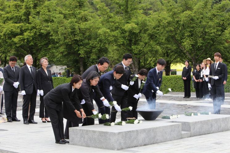[포토] 묘역 앞 나란히 … 여야 당 대표진, 노 전 대통령 공동 참배