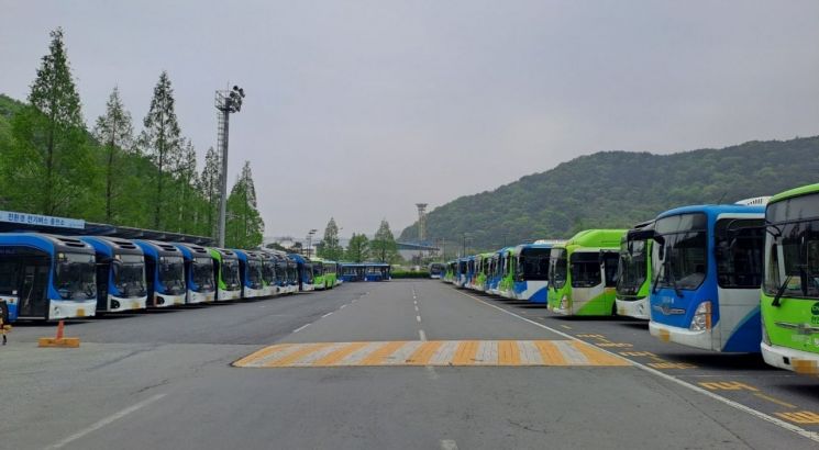 2023년 4월 당시 파업에 돌입한 시내버스들이 경남 창원시 마산합포구 덕동공영차고지에 서 있다. 이세령 기자