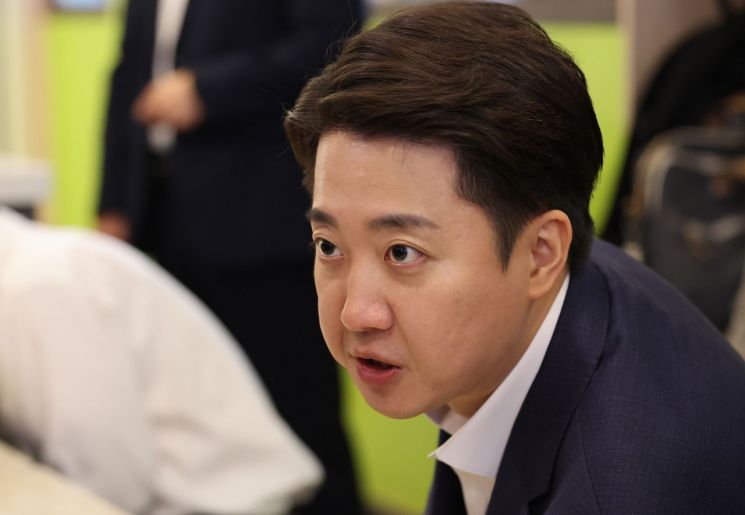 이준석 개혁신당 대선후보가 24일 서울 동작구 한 한식 뷔페식당에서 공시생들과 식사를 하며 대화하고 있다. 연합뉴스.