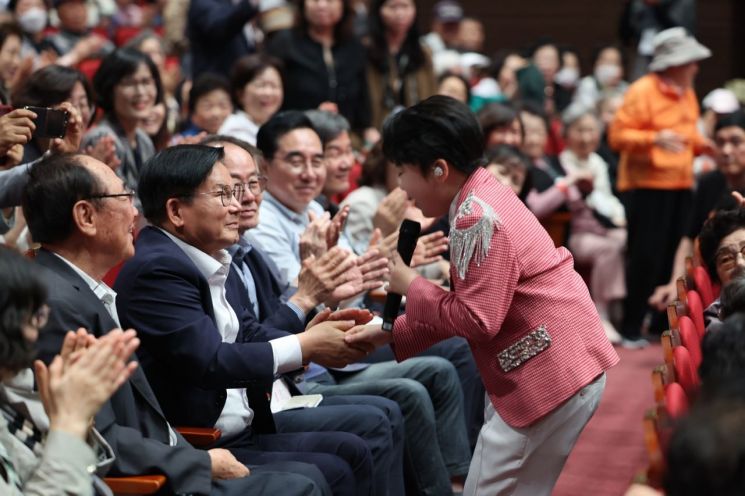 효(孝) 멜로디 울려퍼지다...박강수 마포구청장 '행복하세효(孝)' 콘서트 참석