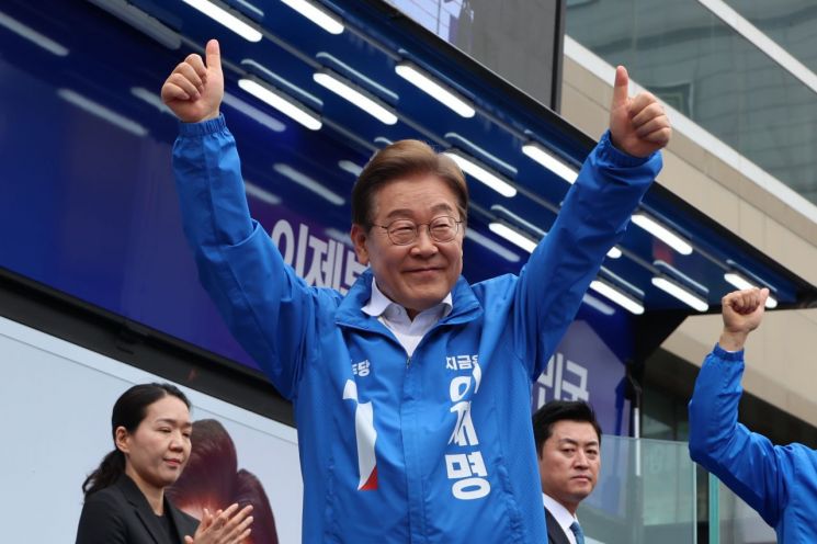 이재명 더불어민주당  대선 후보가 24일 경기 부천시 부천역 북부광장에서 열린 유세에서 시민들에게 인사하고 있다. 연합뉴스