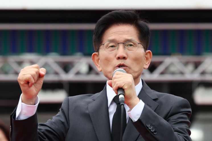 김문수, 박정희 생가 방문…"박근혜 前대통령 명예 회복돼야"